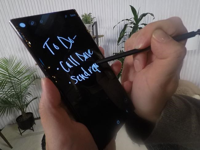  Samsung Galaxy S22 Ultra، با قلم S، در روز سه‌شنبه، ۸ فوریه ۲۰۲۲ در سانفرانسیسکو نمایش داده می‌شود. سامسونگ در تلاش است تا جایگاه از دست رفته را در بازار گوشی‌های هوشمند با مجموعه جدیدی از مدل‌های گلکسی اس پس بگیرد که برای جذب مشتریانی طراحی شده است که به‌طور فزاینده‌ای ویدیوهای بداخلاقی خود را در TikTok، فیس‌بوک، یوتیوب و سایر برنامه‌های محبوب به اشتراک می‌گذارند. (AP Photo/Haven Daley)