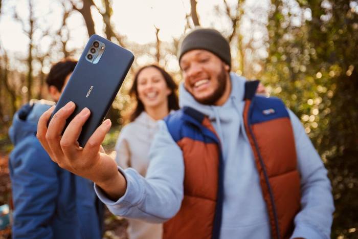A couple with a smartphone