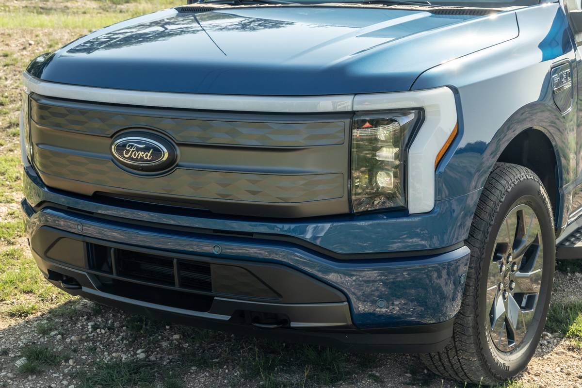 ford-f150-lightning-2022-04-exterior-blue-front
