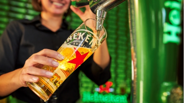 Heineken pint pour